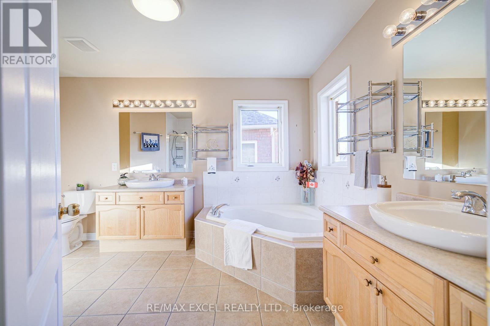 












23 LENA DRIVE

,
Richmond Hill (Rouge Woods),




Ontario
L4S2V4

