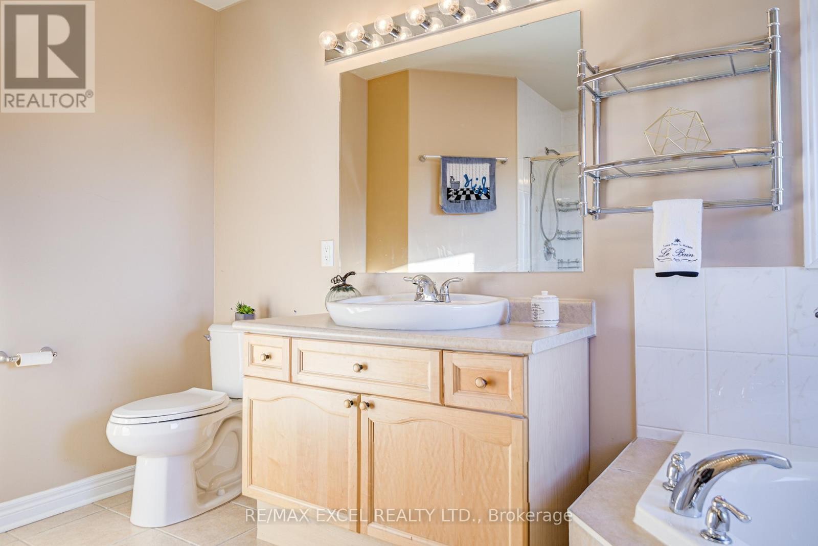 












23 LENA DRIVE

,
Richmond Hill (Rouge Woods),




Ontario
L4S2V4

