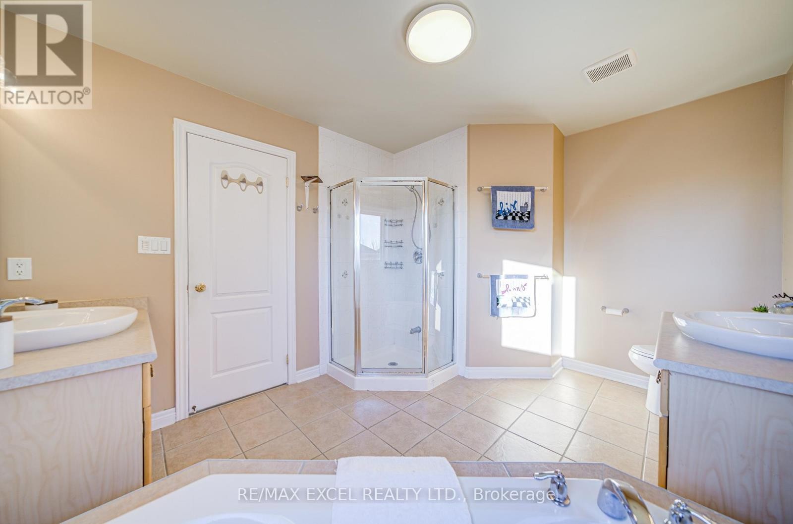 












23 LENA DRIVE

,
Richmond Hill (Rouge Woods),




Ontario
L4S2V4

