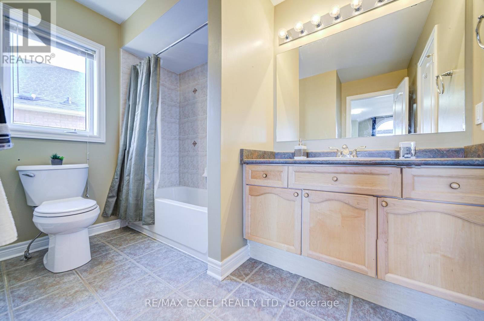 












23 LENA DRIVE

,
Richmond Hill (Rouge Woods),




Ontario
L4S2V4

