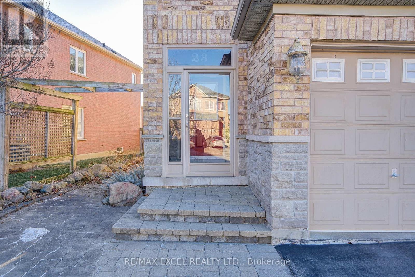 












23 LENA DRIVE

,
Richmond Hill (Rouge Woods),




Ontario
L4S2V4

