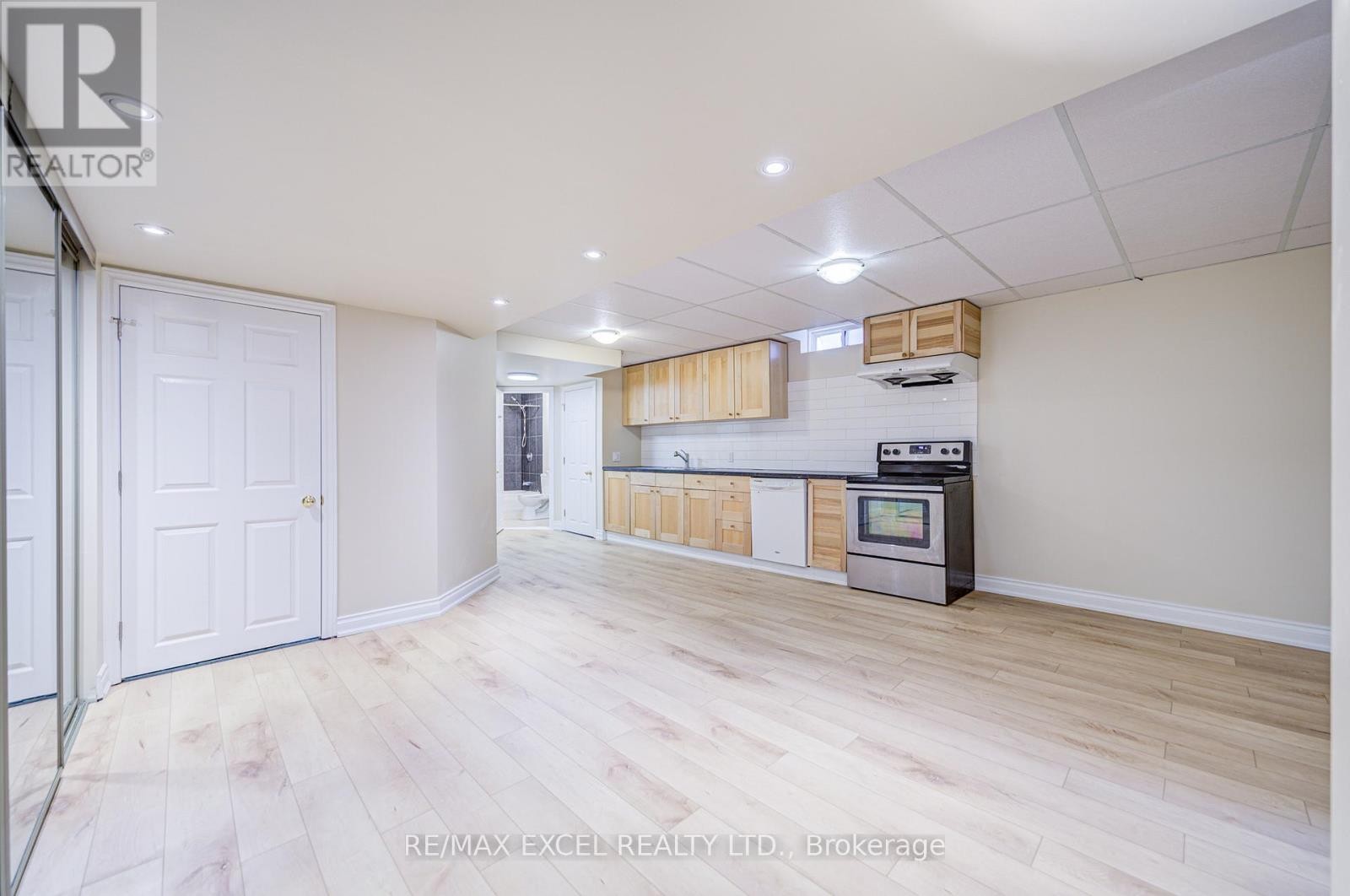 












23 LENA DRIVE

,
Richmond Hill (Rouge Woods),




Ontario
L4S2V4

