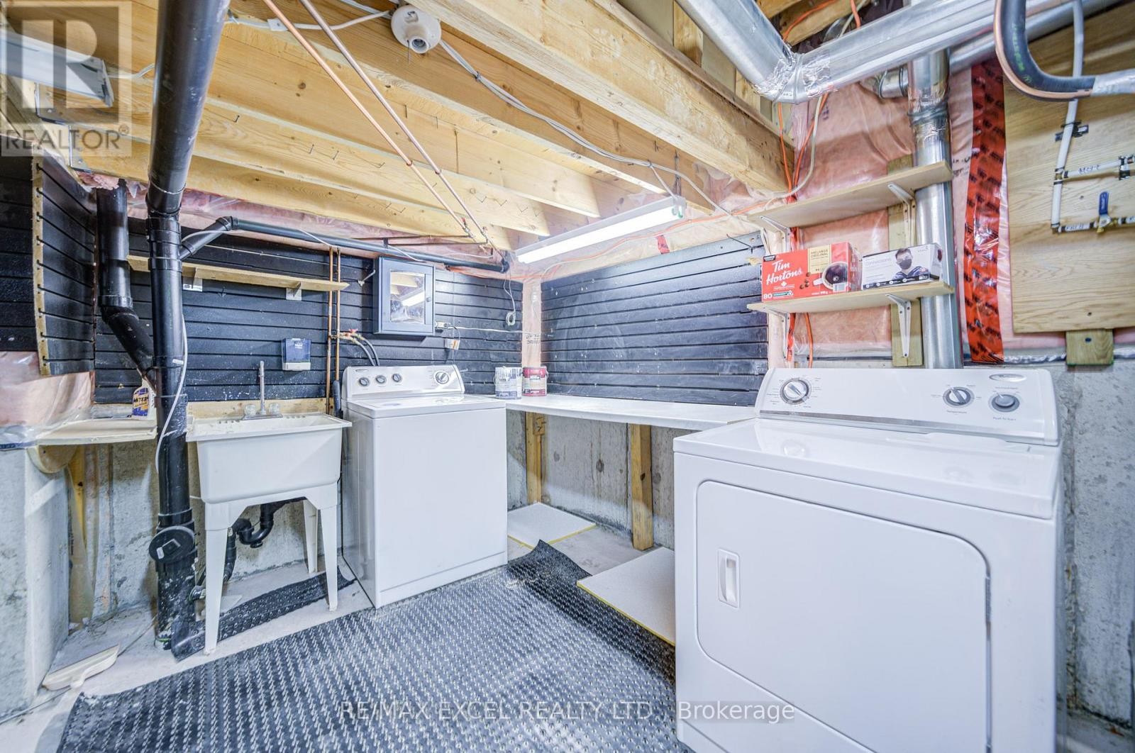 












23 LENA DRIVE

,
Richmond Hill (Rouge Woods),




Ontario
L4S2V4

