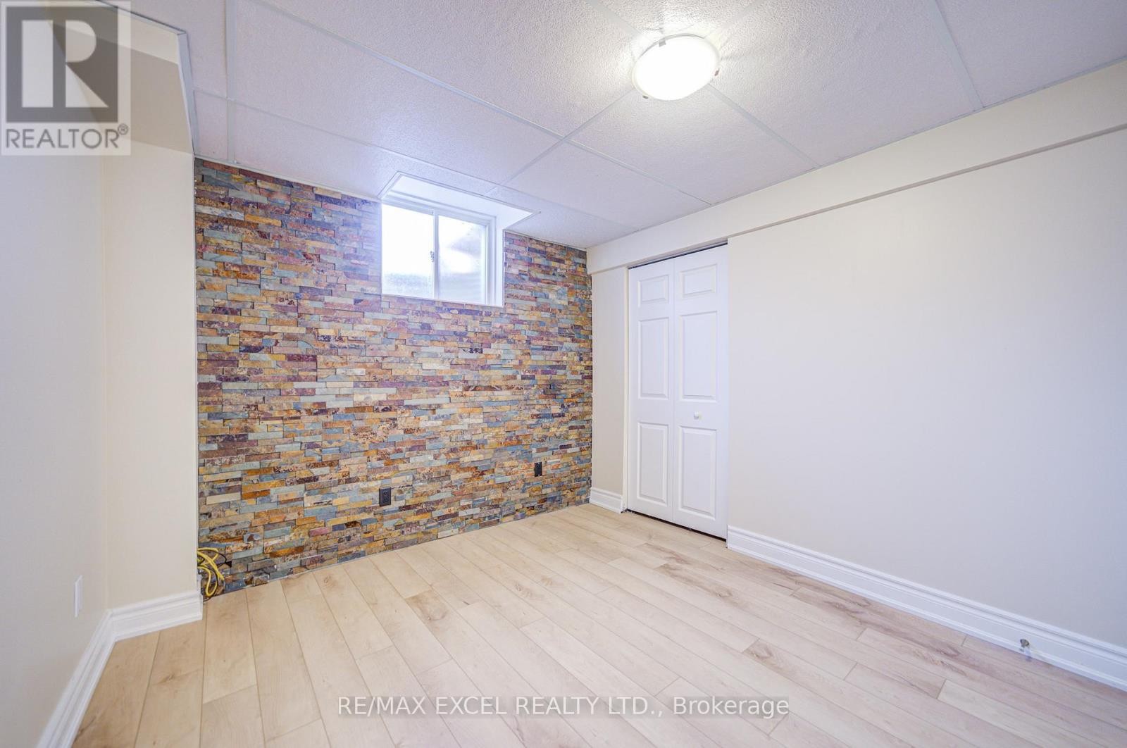 












23 LENA DRIVE

,
Richmond Hill (Rouge Woods),




Ontario
L4S2V4

