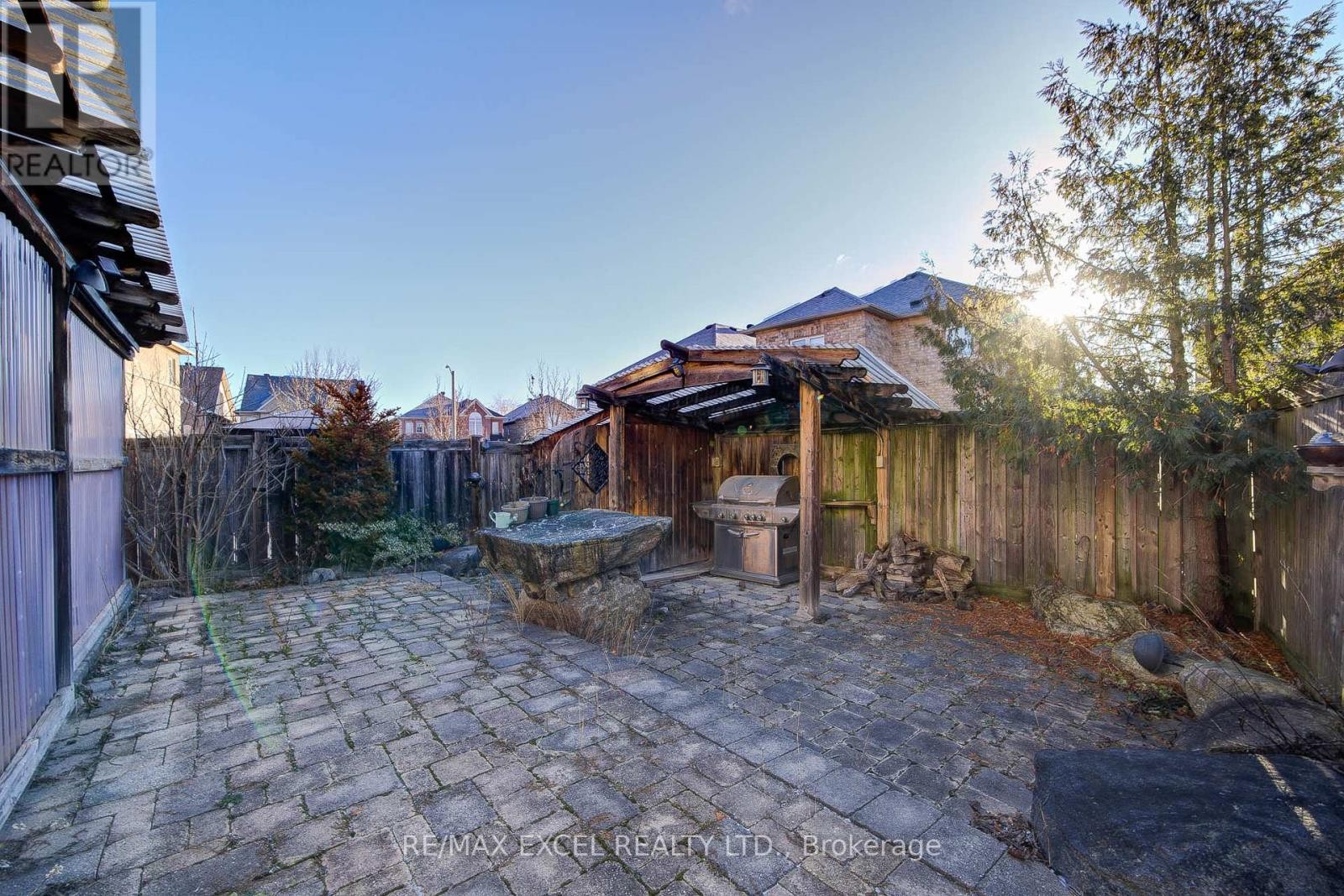 












23 LENA DRIVE

,
Richmond Hill (Rouge Woods),




Ontario
L4S2V4

