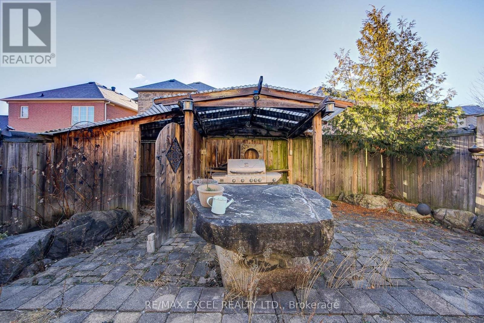 












23 LENA DRIVE

,
Richmond Hill (Rouge Woods),




Ontario
L4S2V4

