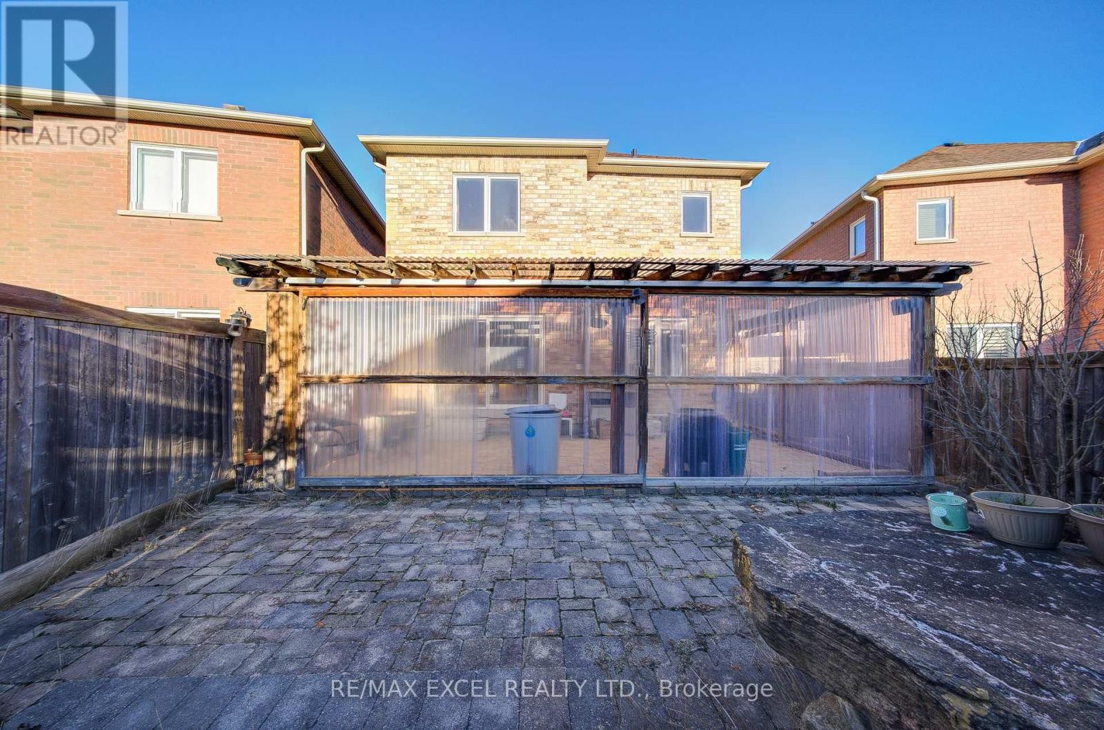 












23 LENA DRIVE

,
Richmond Hill (Rouge Woods),




Ontario
L4S2V4

