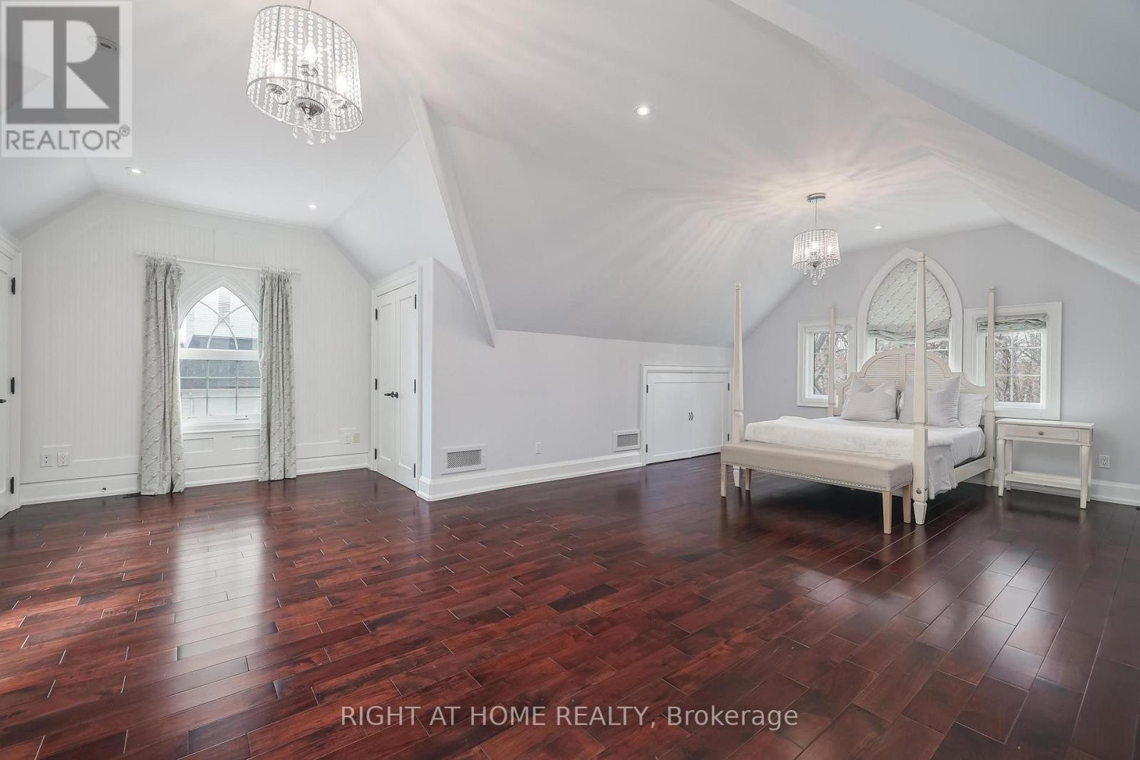 












144 BROOKE STREET

,
Vaughan (Crestwood-Springfarm-Yorkhill),




Ontario
L4J1Y9

