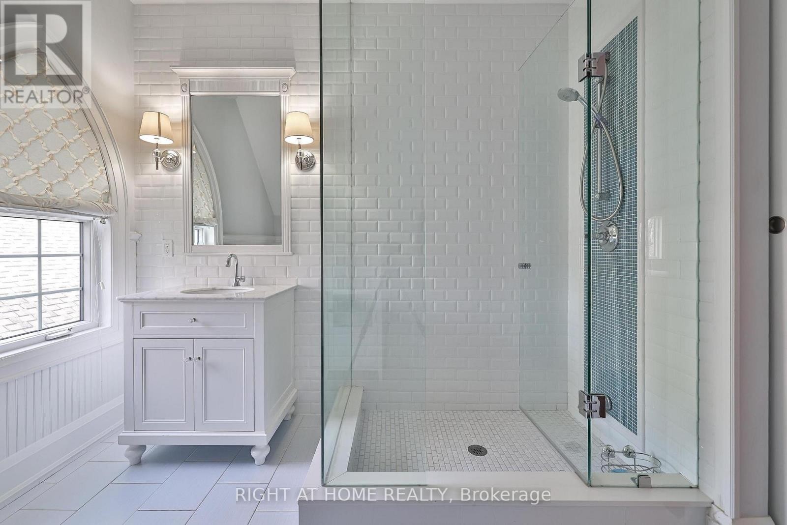 












144 BROOKE STREET

,
Vaughan (Crestwood-Springfarm-Yorkhill),




Ontario
L4J1Y9

