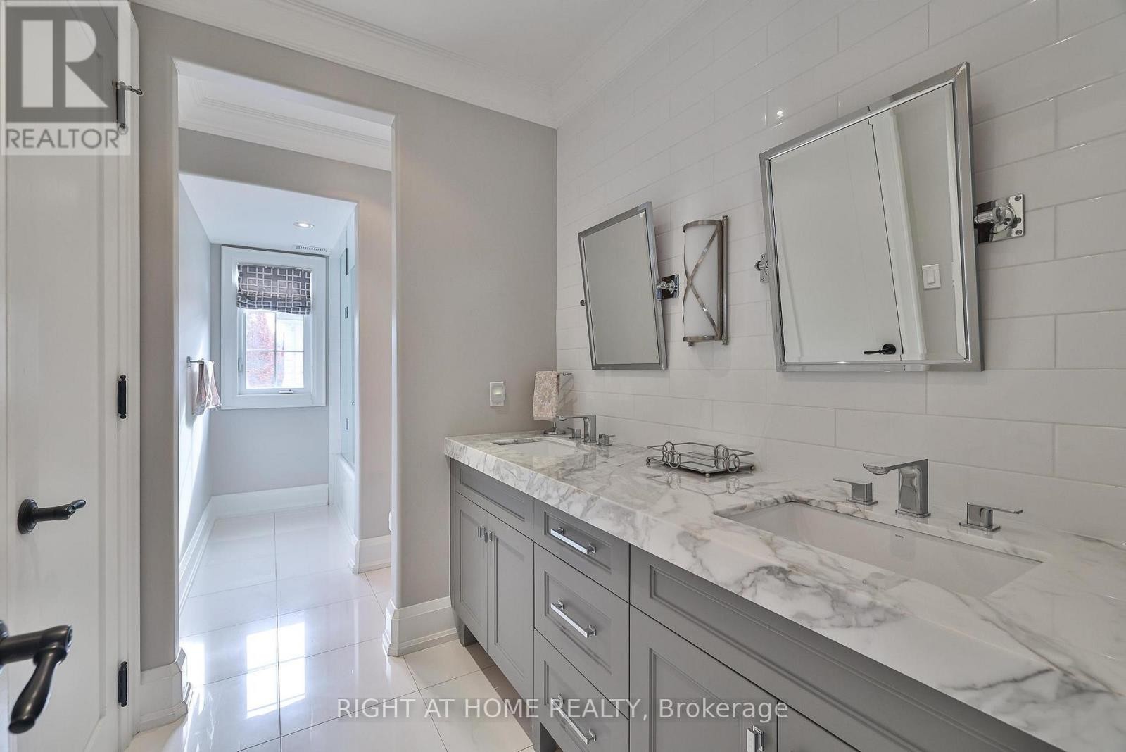 












144 BROOKE STREET

,
Vaughan (Crestwood-Springfarm-Yorkhill),




Ontario
L4J1Y9

