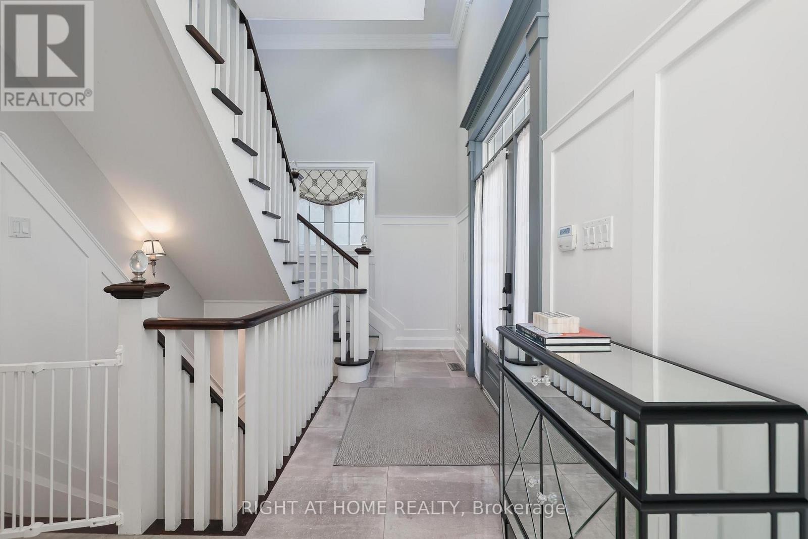 












144 BROOKE STREET

,
Vaughan (Crestwood-Springfarm-Yorkhill),




Ontario
L4J1Y9

