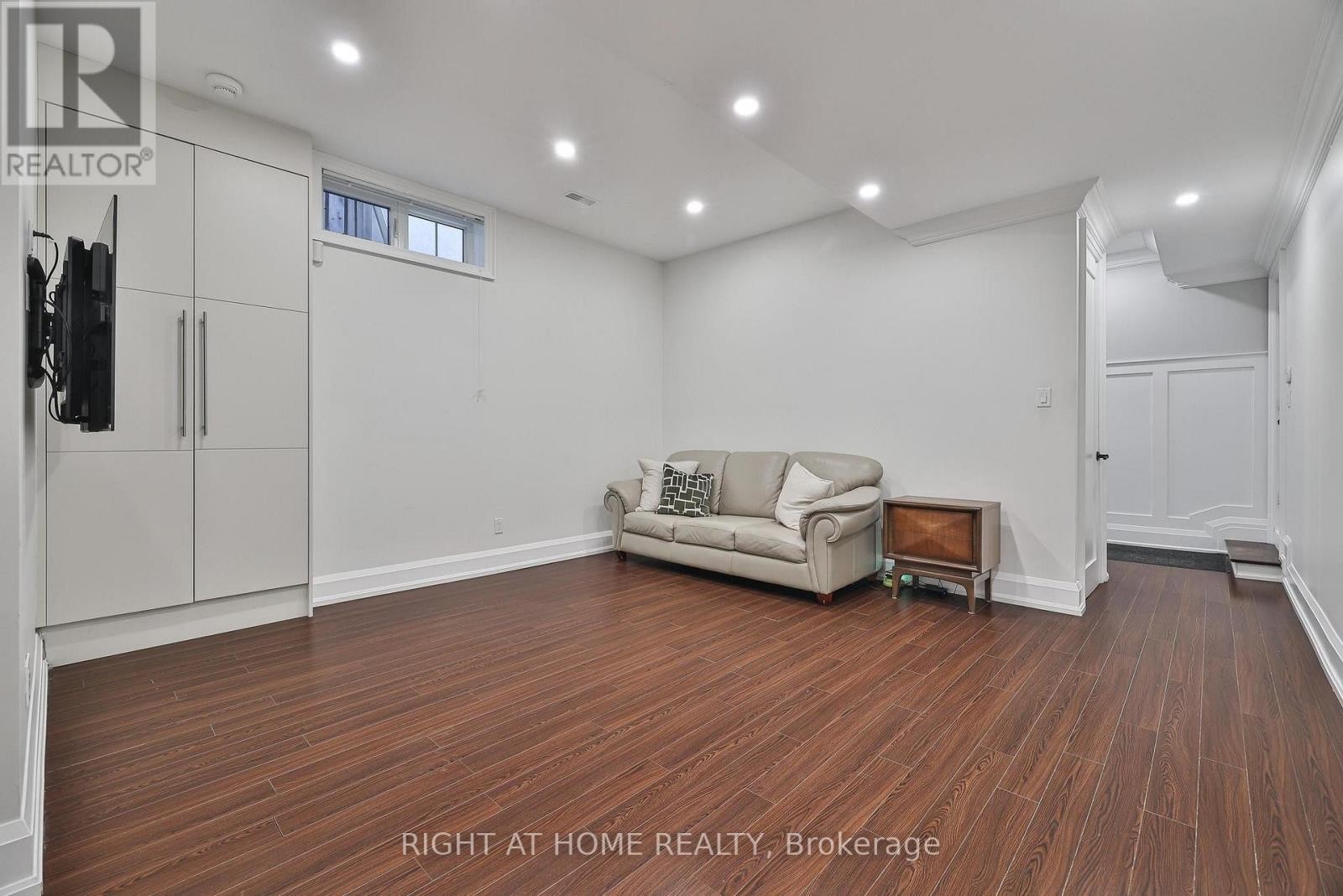 












144 BROOKE STREET

,
Vaughan (Crestwood-Springfarm-Yorkhill),




Ontario
L4J1Y9

