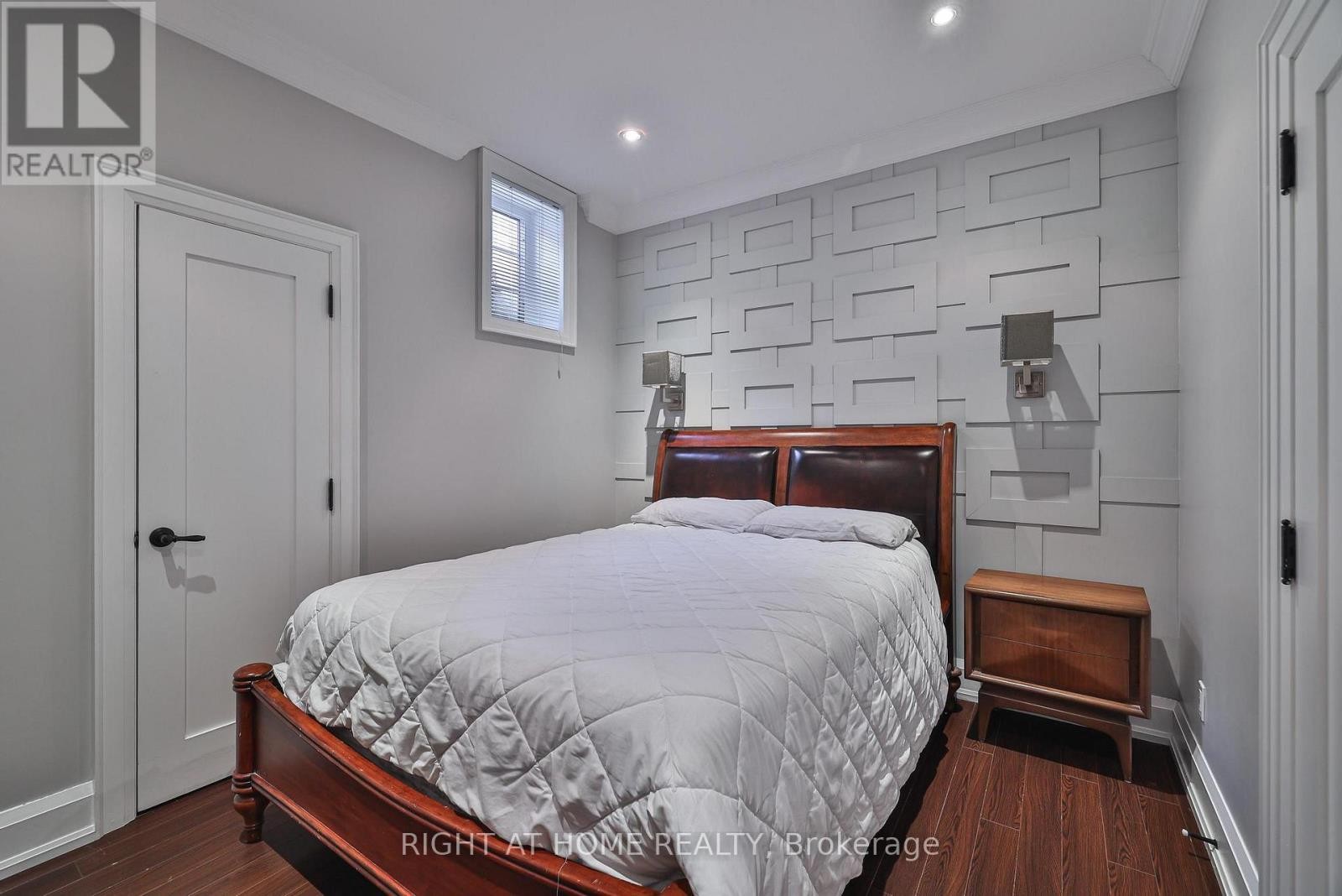 












144 BROOKE STREET

,
Vaughan (Crestwood-Springfarm-Yorkhill),




Ontario
L4J1Y9

