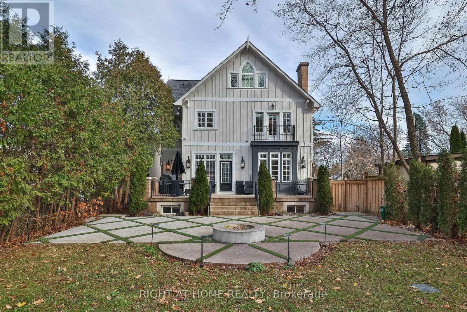 












144 BROOKE STREET

,
Vaughan (Crestwood-Springfarm-Yorkhill),




Ontario
L4J1Y9

