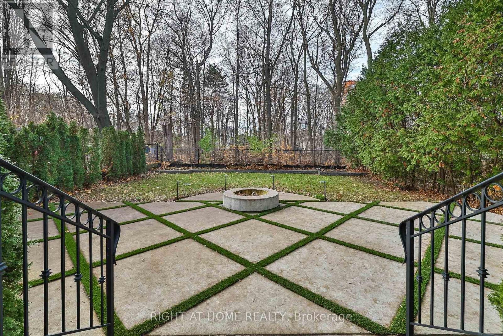 












144 BROOKE STREET

,
Vaughan (Crestwood-Springfarm-Yorkhill),




Ontario
L4J1Y9

