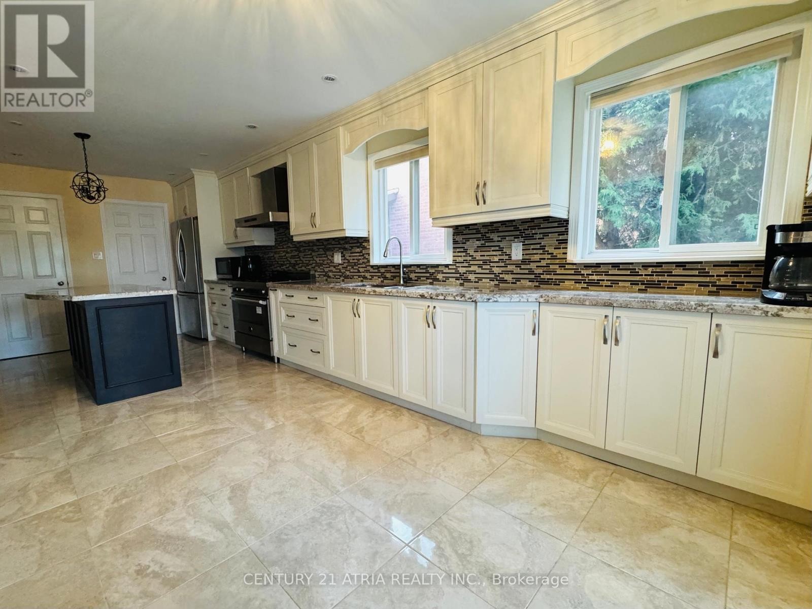 












15 TIMPSON DRIVE

,
Aurora (Aurora Highlands),




Ontario
L4G5K6

