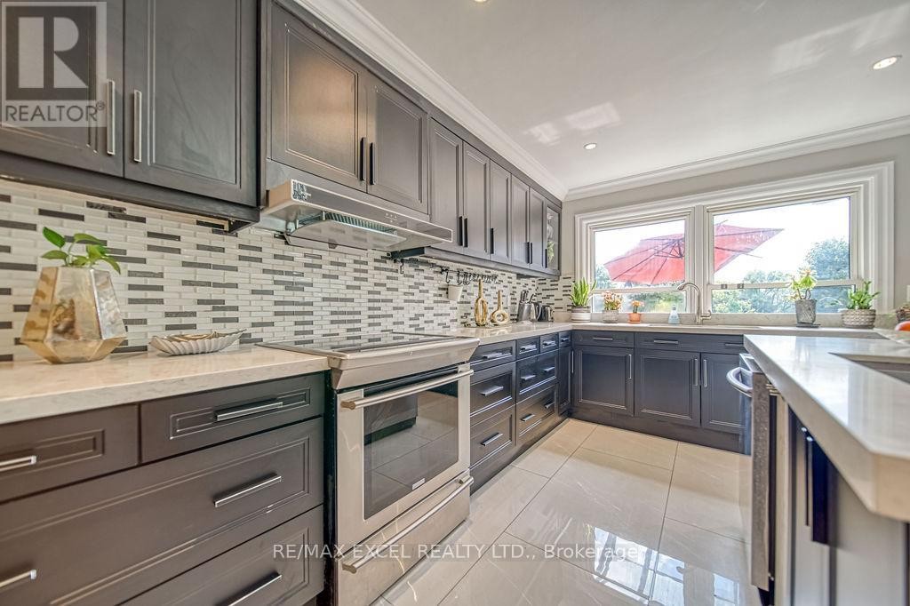 












88 MONTGOMERY COURT

,
Markham (Buttonville),




Ontario
L3R0C1

