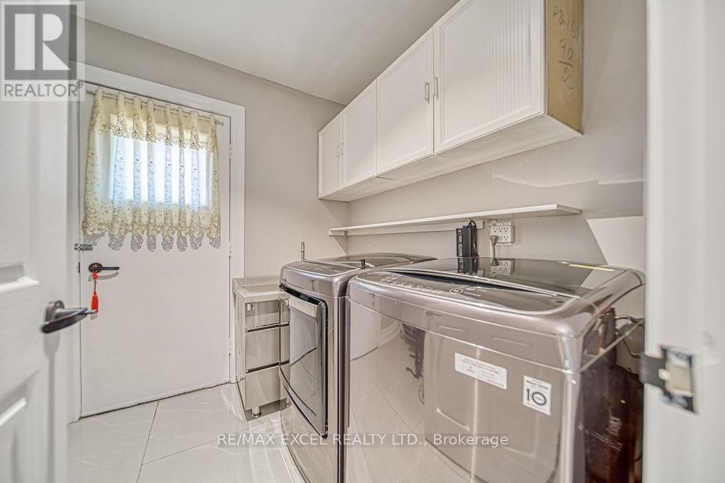 












88 MONTGOMERY COURT

,
Markham (Buttonville),




Ontario
L3R0C1

