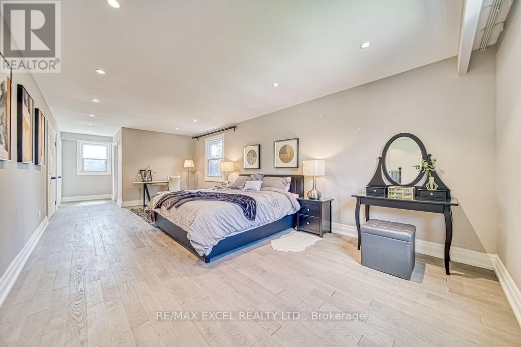 












88 MONTGOMERY COURT

,
Markham (Buttonville),




Ontario
L3R0C1

