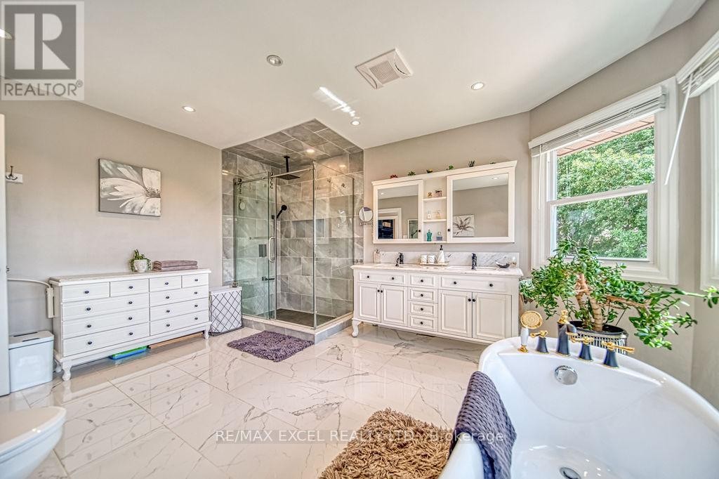 












88 MONTGOMERY COURT

,
Markham (Buttonville),




Ontario
L3R0C1

