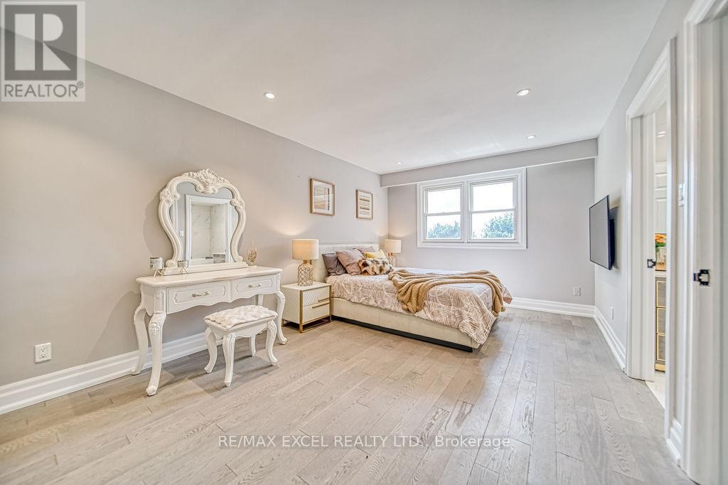 












88 MONTGOMERY COURT

,
Markham (Buttonville),




Ontario
L3R0C1

