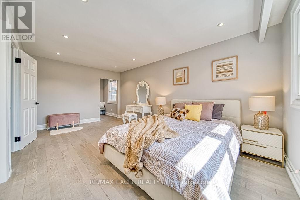 












88 MONTGOMERY COURT

,
Markham (Buttonville),




Ontario
L3R0C1

