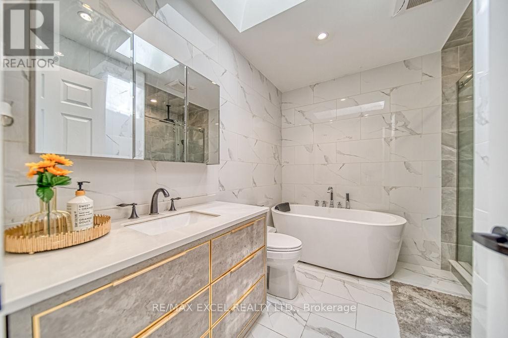 












88 MONTGOMERY COURT

,
Markham (Buttonville),




Ontario
L3R0C1

