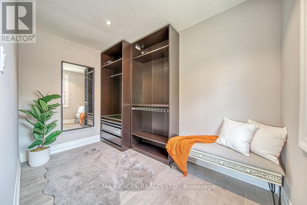 












88 MONTGOMERY COURT

,
Markham (Buttonville),




Ontario
L3R0C1

