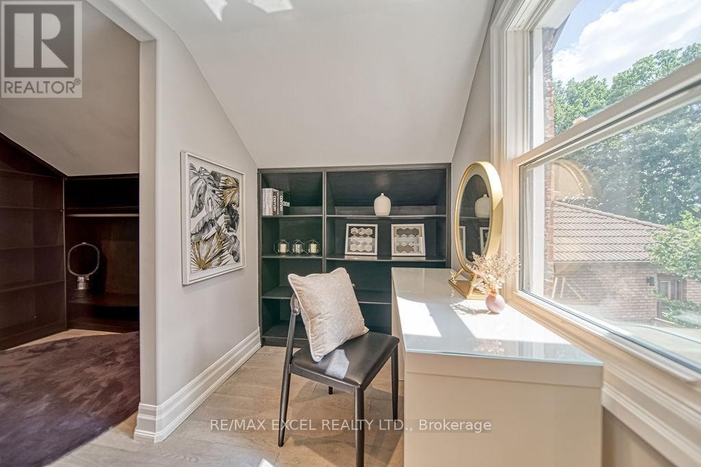 












88 MONTGOMERY COURT

,
Markham (Buttonville),




Ontario
L3R0C1

