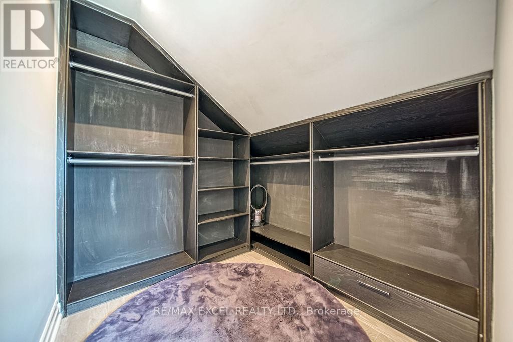 












88 MONTGOMERY COURT

,
Markham (Buttonville),




Ontario
L3R0C1

