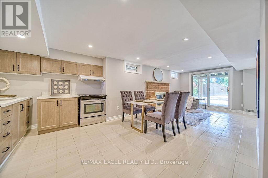 












88 MONTGOMERY COURT

,
Markham (Buttonville),




Ontario
L3R0C1

