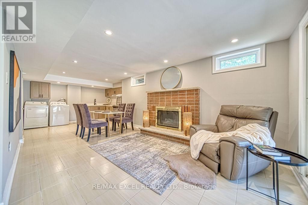 












88 MONTGOMERY COURT

,
Markham (Buttonville),




Ontario
L3R0C1

