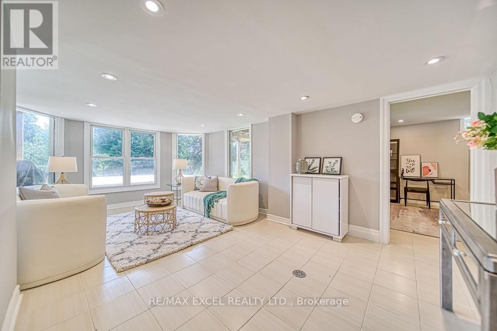 












88 MONTGOMERY COURT

,
Markham (Buttonville),




Ontario
L3R0C1

