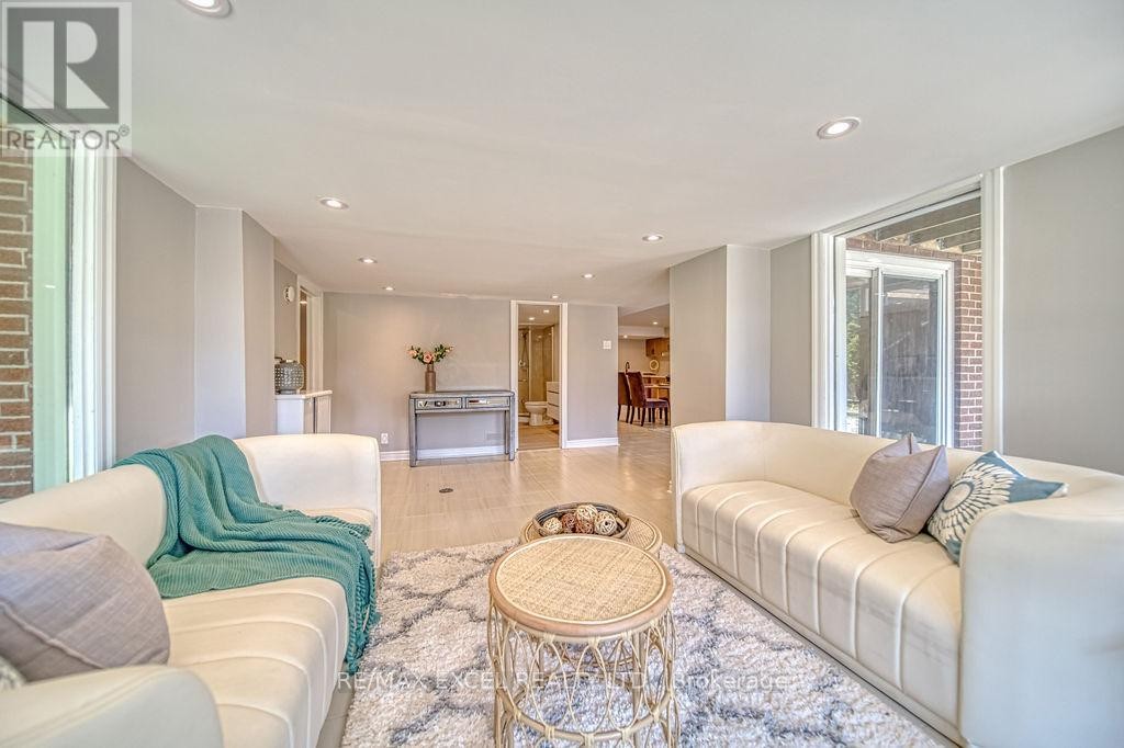 












88 MONTGOMERY COURT

,
Markham (Buttonville),




Ontario
L3R0C1

