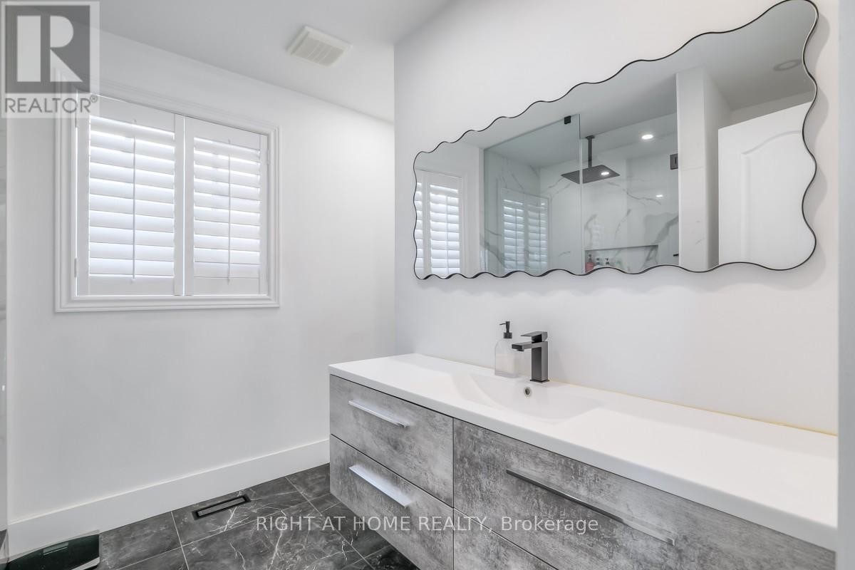 












63 SNOWY MEADOW AVENUE

,
Richmond Hill (Oak Ridges),




Ontario
L4E3V4

