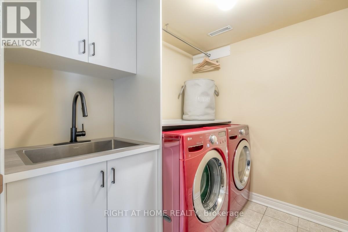 












63 SNOWY MEADOW AVENUE

,
Richmond Hill (Oak Ridges),




Ontario
L4E3V4

