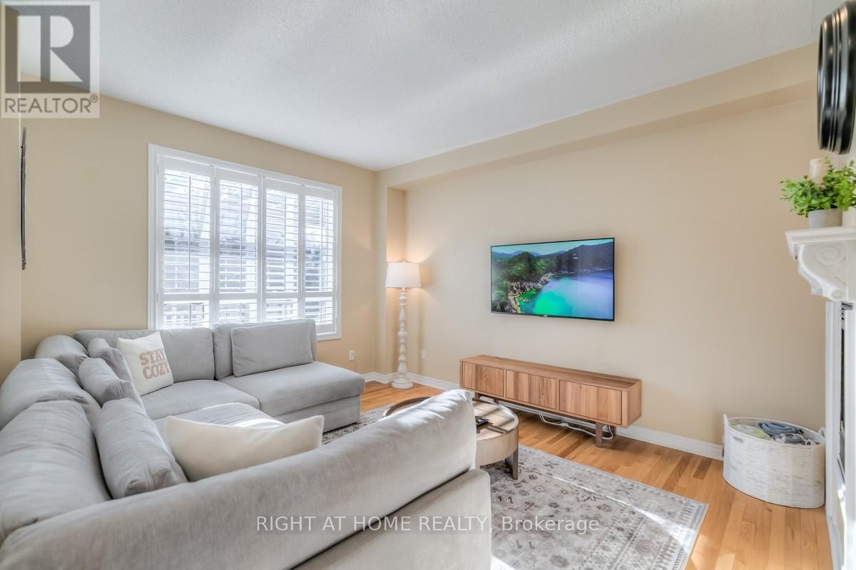 












63 SNOWY MEADOW AVENUE

,
Richmond Hill (Oak Ridges),




Ontario
L4E3V4

