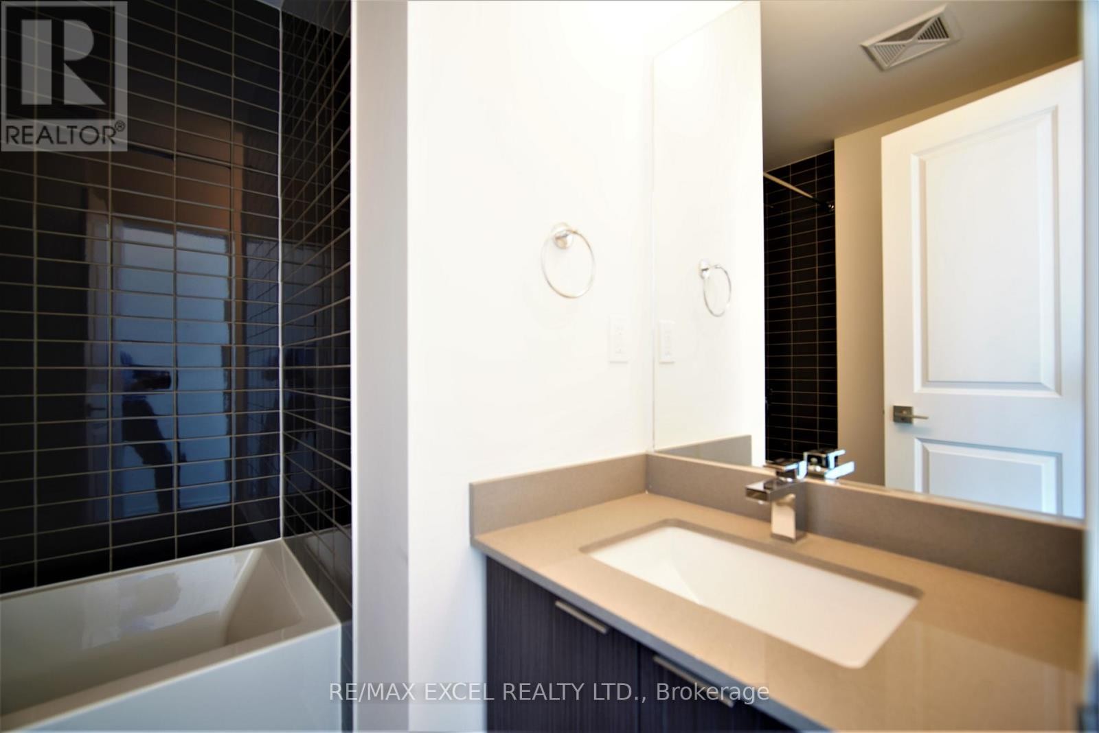 












2607 - 2908 HIGHWAY 7 ROAD

,
Vaughan (Concord),




Ontario
L4K1V5

