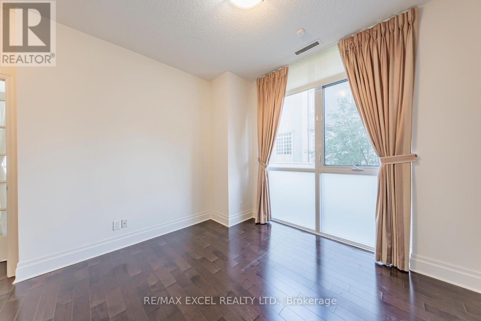 












110 - 1 UPPER DUKE CRESCENT

,
Markham (Unionville),




Ontario
L6G0B6

