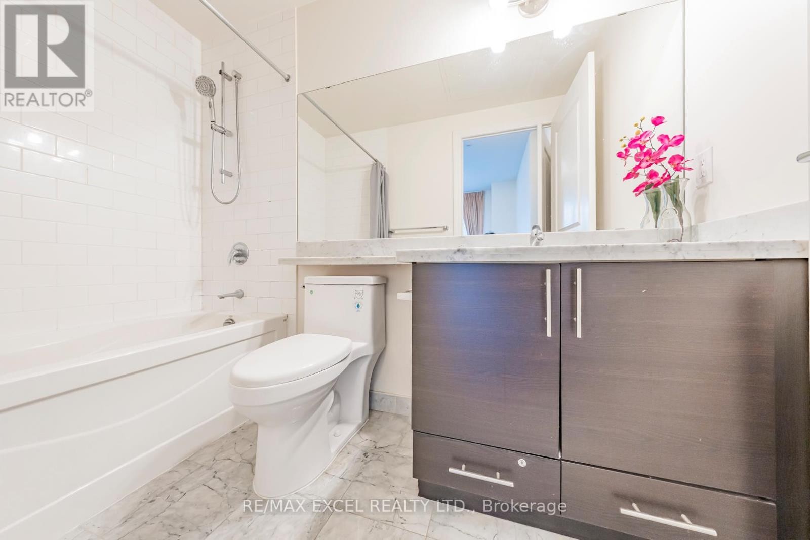 












110 - 1 UPPER DUKE CRESCENT

,
Markham (Unionville),




Ontario
L6G0B6

