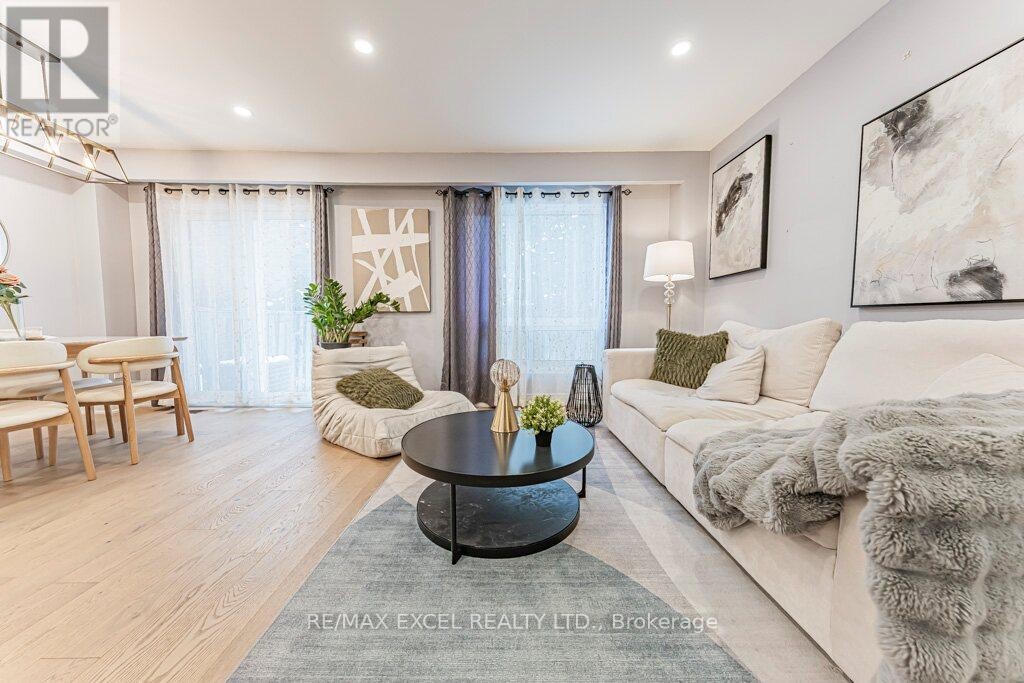 












15 KNIGHTSBRIDGE WAY

,
Markham (Markham Village),




Ontario
L3P3W4

