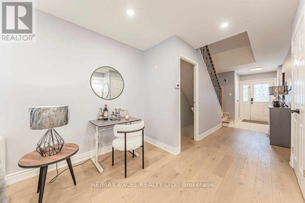 












15 KNIGHTSBRIDGE WAY

,
Markham (Markham Village),




Ontario
L3P3W4

