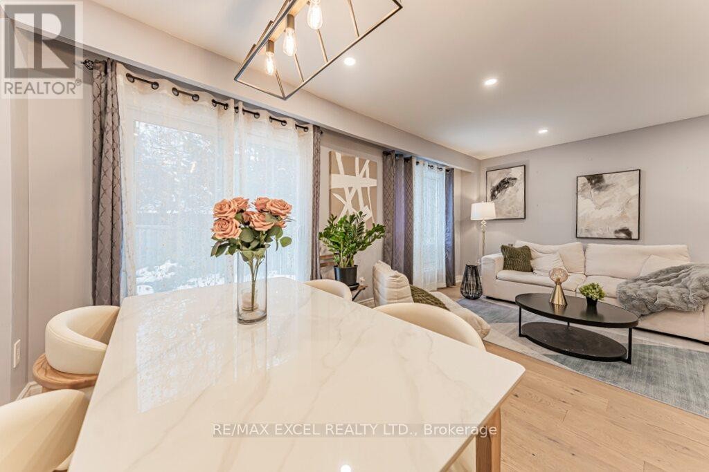 












15 KNIGHTSBRIDGE WAY

,
Markham (Markham Village),




Ontario
L3P3W4

