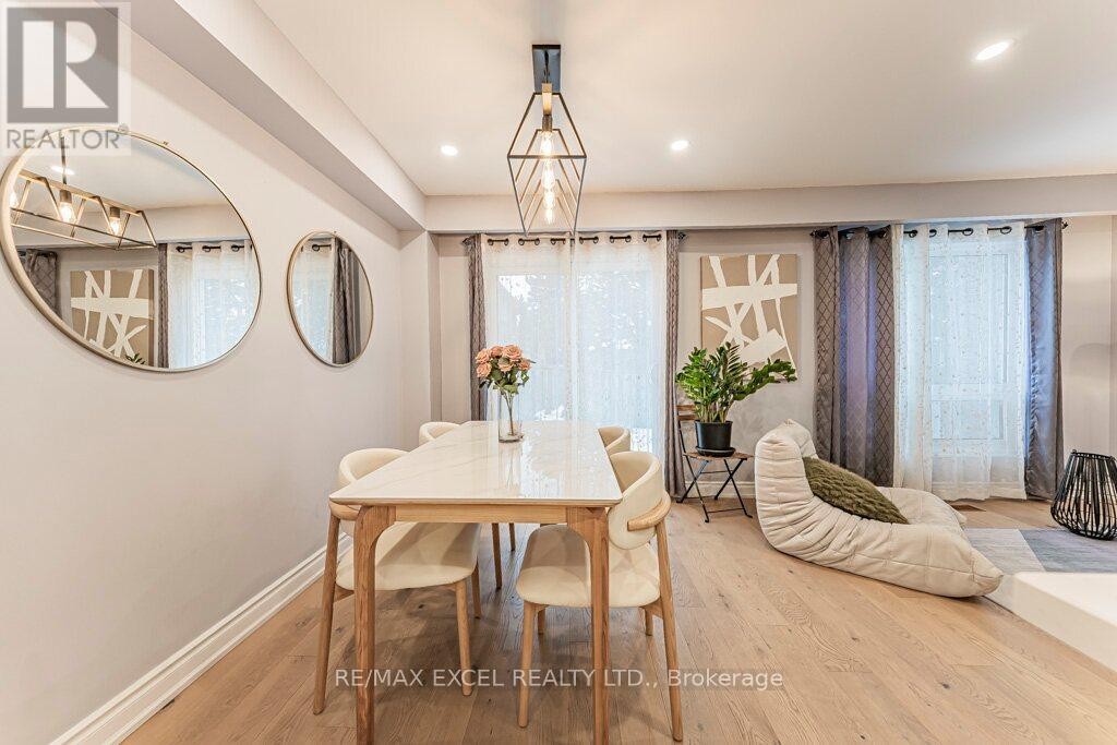 












15 KNIGHTSBRIDGE WAY

,
Markham (Markham Village),




Ontario
L3P3W4

