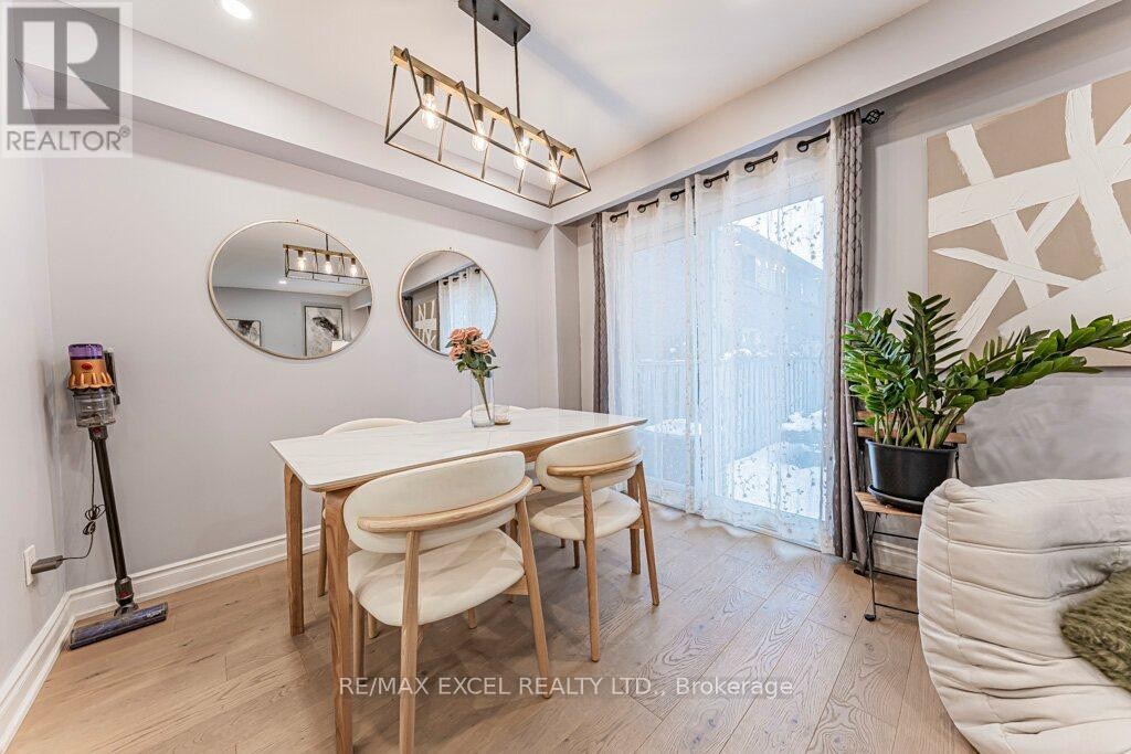 












15 KNIGHTSBRIDGE WAY

,
Markham (Markham Village),




Ontario
L3P3W4

