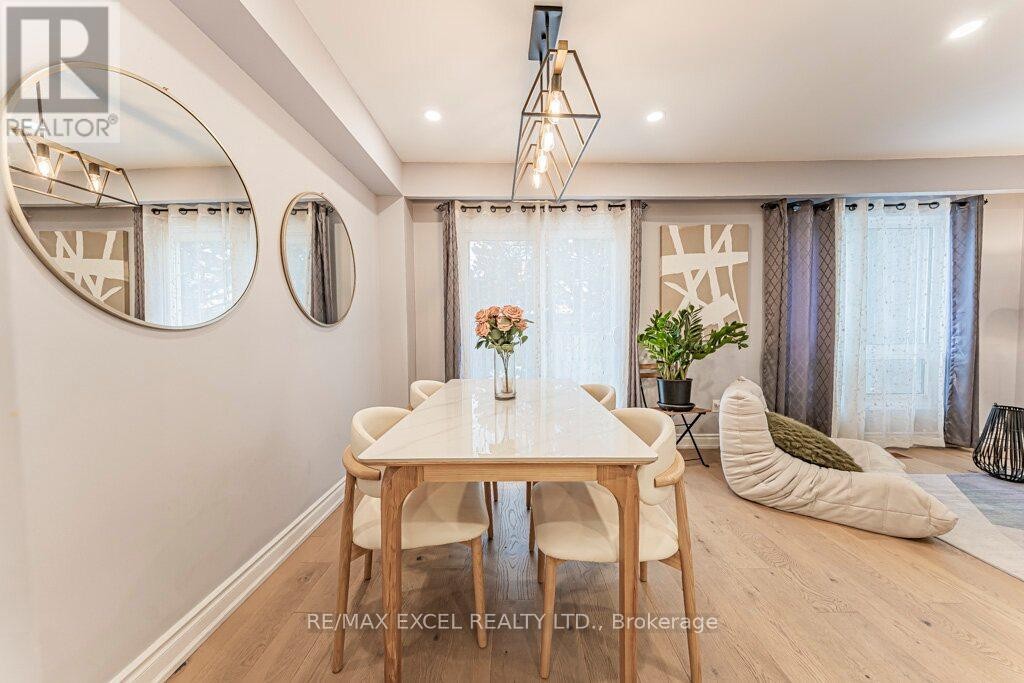 












15 KNIGHTSBRIDGE WAY

,
Markham (Markham Village),




Ontario
L3P3W4

