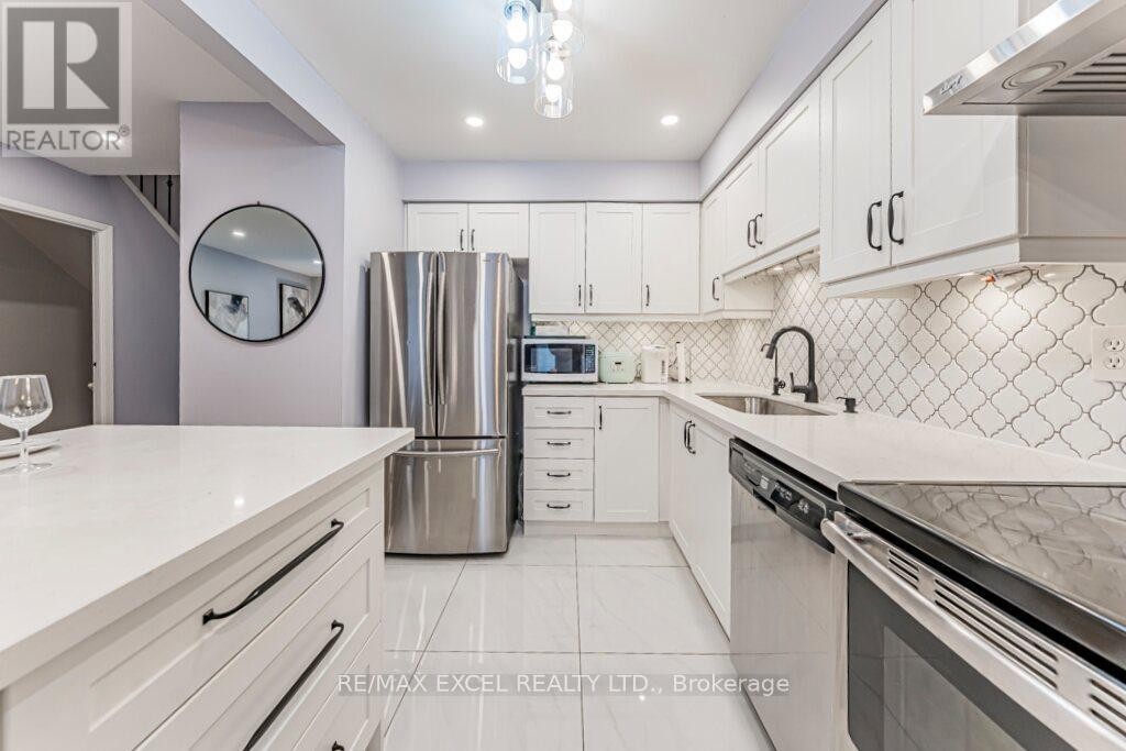 












15 KNIGHTSBRIDGE WAY

,
Markham (Markham Village),




Ontario
L3P3W4

