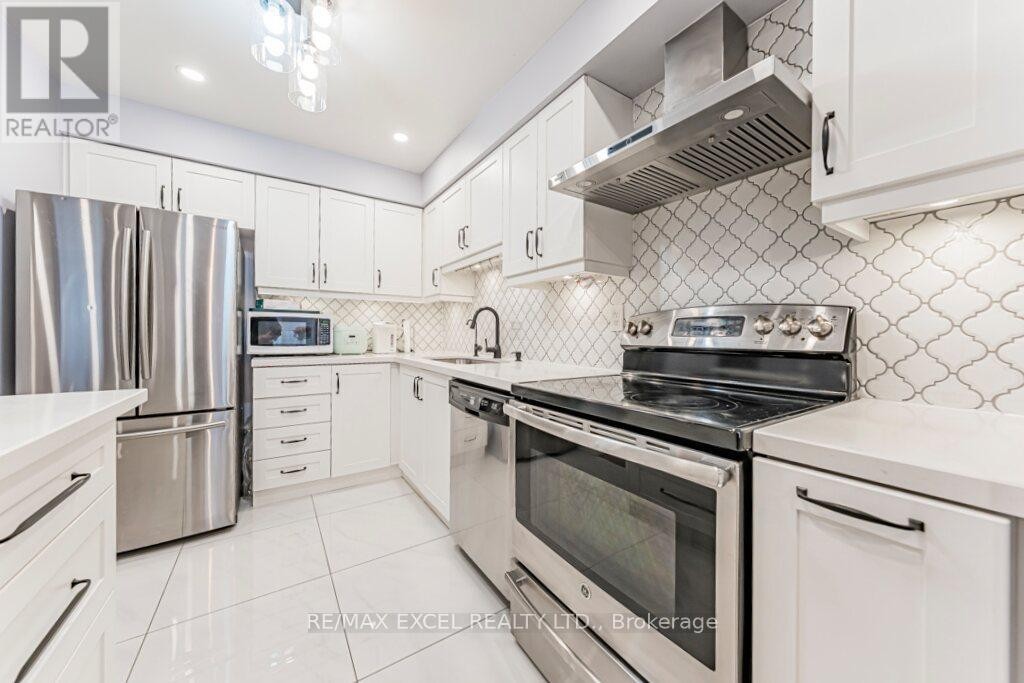 












15 KNIGHTSBRIDGE WAY

,
Markham (Markham Village),




Ontario
L3P3W4

