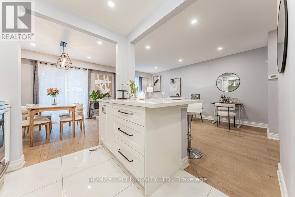 












15 KNIGHTSBRIDGE WAY

,
Markham (Markham Village),




Ontario
L3P3W4

