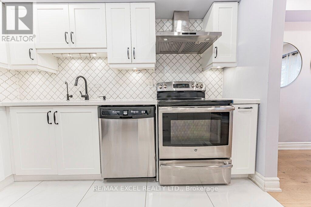 












15 KNIGHTSBRIDGE WAY

,
Markham (Markham Village),




Ontario
L3P3W4

